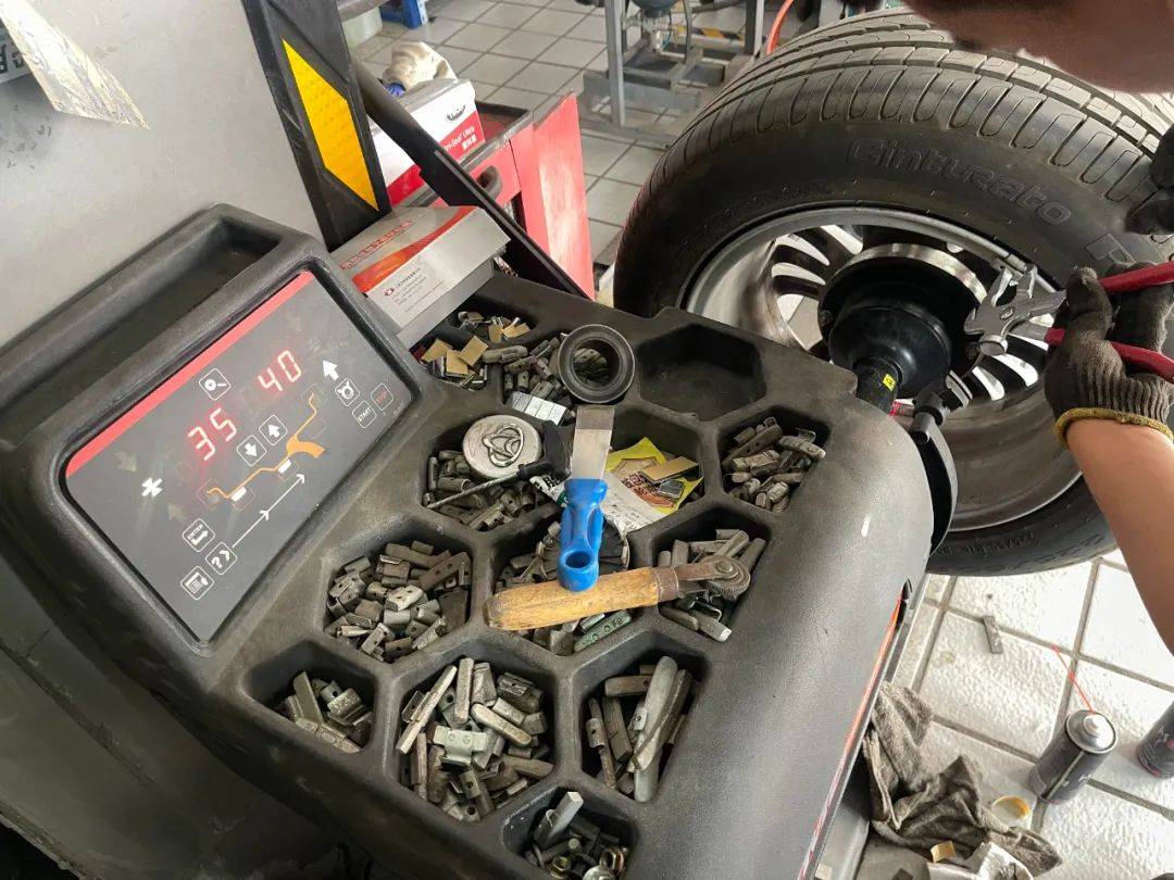 方向盤異響與高速抖動？一文讀懂故障根源及高速專用動平衡機的解決方案